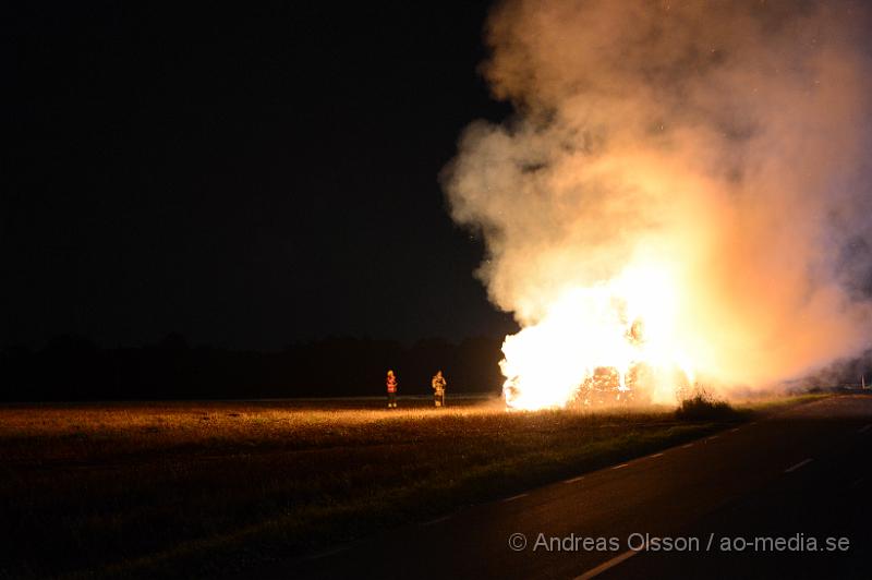 DSC_0561.JPG - Vid 23.10 larmades räddningstjänst och polis till Åbrovägen i Billesholm där det ska brinna kraftigt i ca 200-250 Halmbalar. Vad som orsakat branden är oklart i nuläget. Ingen person kom till skada och ingen större spridningsrisk fanns. Vägen är helt avstängd under släckningsarbetet.