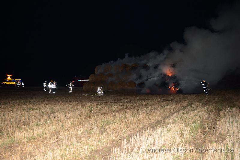 DSC_0580.JPG - Vid 23.10 larmades räddningstjänst och polis till Åbrovägen i Billesholm där det ska brinna kraftigt i ca 200-250 Halmbalar. Vad som orsakat branden är oklart i nuläget. Ingen person kom till skada och ingen större spridningsrisk fanns. Vägen är helt avstängd under släckningsarbetet.