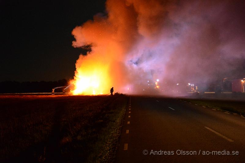 DSC_0589.JPG - Vid 23.10 larmades räddningstjänst och polis till Åbrovägen i Billesholm där det ska brinna kraftigt i ca 200-250 Halmbalar. Vad som orsakat branden är oklart i nuläget. Ingen person kom till skada och ingen större spridningsrisk fanns. Vägen är helt avstängd under släckningsarbetet.