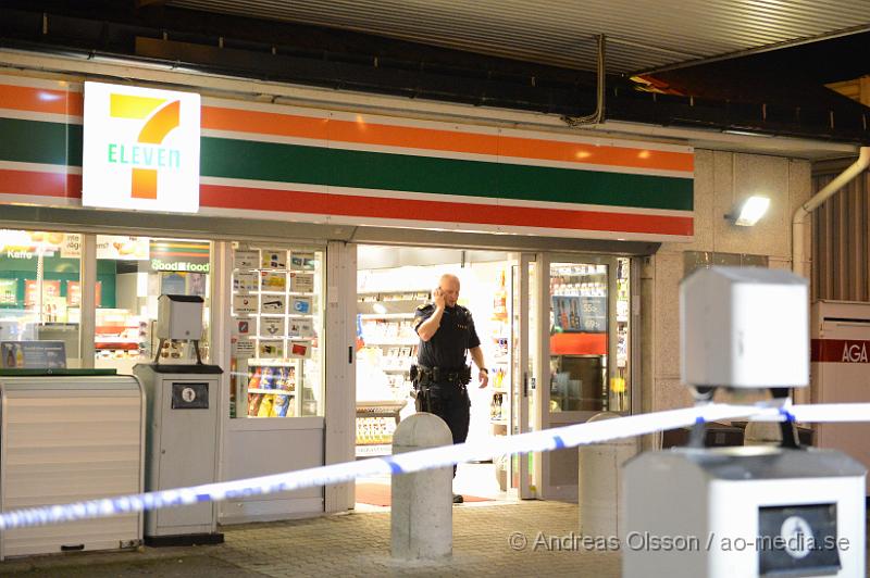DSC_0621.JPG - Vid 22,50 larmades polis till Schell macken i Åstorp där en maskerad gärningsman rånat butiken. Han ska ha sprayat den anställda med något i ansiktet och hotat med ett knivliknande föremål. Polisen tillkallade i sin tur på ambulans som kom och tittade till den anställda. Det är oklart om rånaren fick med sig något.