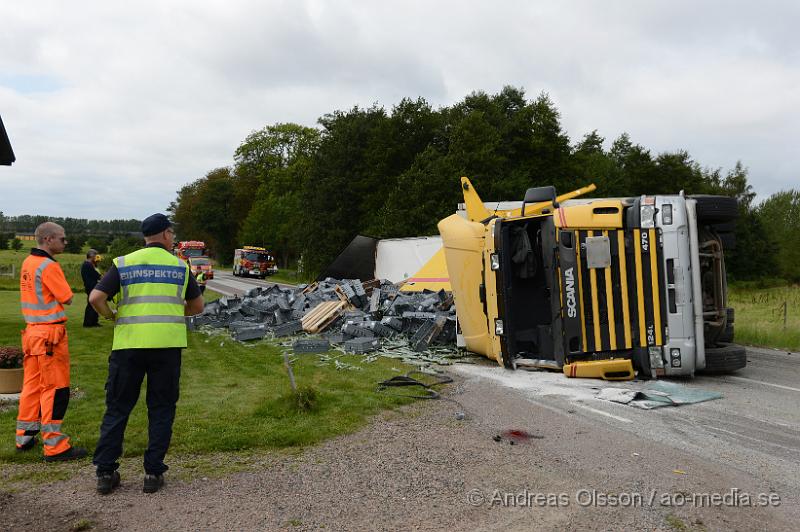 DSC_0638.JPG - Strax innan 12.00 larmades räddningstjänst, ambulans och polis till Rosenlundsvägen strax utanför Mörarp där en lastbil lastad med gurkor vält över vägen. Föraren av lastbilen fick följa med ambulansen till sjukhuset med oklara skador. Vägen stängdes av helt under flera timmar under räddnings och bärgningsarbetet.