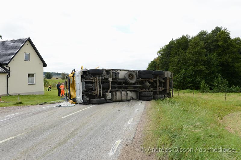 DSC_0641.JPG - Strax innan 12.00 larmades räddningstjänst, ambulans och polis till Rosenlundsvägen strax utanför Mörarp där en lastbil lastad med gurkor vält över vägen. Föraren av lastbilen fick följa med ambulansen till sjukhuset med oklara skador. Vägen stängdes av helt under flera timmar under räddnings och bärgningsarbetet.