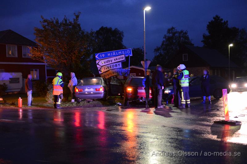 DSC_0662.JPG - Vid 20.20 larmades räddningstjänst, ambulans och polis till korsningen Kvarngatan och vedbyvägen där tre personbilar av oklar anledning krockat. Fyra personer ska varit inblandade och två av dessa fick följa med ambulansen till sjukhuset med oklara skador. Det var begränsad framkomlighet under räddningsarbetet.