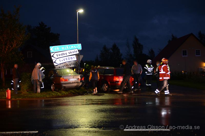 DSC_0669.JPG - Vid 20.20 larmades räddningstjänst, ambulans och polis till korsningen Kvarngatan och vedbyvägen där tre personbilar av oklar anledning krockat. Fyra personer ska varit inblandade och två av dessa fick följa med ambulansen till sjukhuset med oklara skador. Det var begränsad framkomlighet under räddningsarbetet.