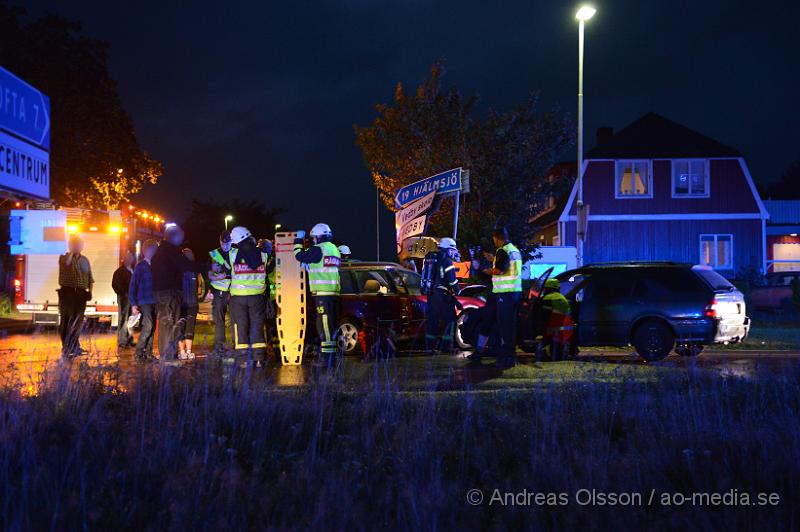 DSC_0677.JPG - Vid 20.20 larmades räddningstjänst, ambulans och polis till korsningen Kvarngatan och vedbyvägen där tre personbilar av oklar anledning krockat. Fyra personer ska varit inblandade och två av dessa fick följa med ambulansen till sjukhuset med oklara skador. Det var begränsad framkomlighet under räddningsarbetet.