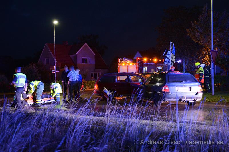 DSC_0681.JPG - Vid 20.20 larmades räddningstjänst, ambulans och polis till korsningen Kvarngatan och vedbyvägen där tre personbilar av oklar anledning krockat. Fyra personer ska varit inblandade och två av dessa fick följa med ambulansen till sjukhuset med oklara skador. Det var begränsad framkomlighet under räddningsarbetet.