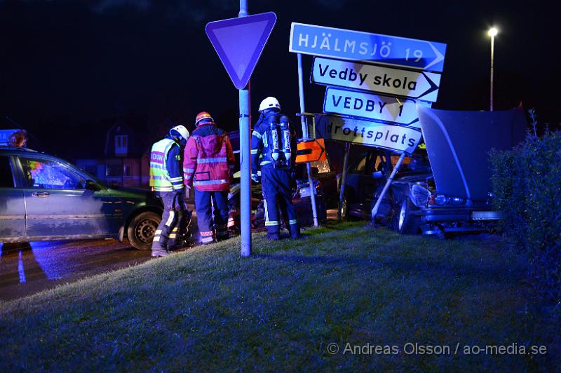 DSC_0683.JPG - Vid 20.20 larmades räddningstjänst, ambulans och polis till korsningen Kvarngatan och vedbyvägen där tre personbilar av oklar anledning krockat. Fyra personer ska varit inblandade och två av dessa fick följa med ambulansen till sjukhuset med oklara skador. Det var begränsad framkomlighet under räddningsarbetet.