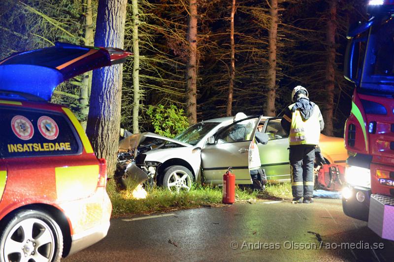 DSC_0698.JPG - Vid 23:50 larmades räddningstjänst,ambulans och polis till väg 1212 mellan Klippan och Stenestad där en personbil kört av vägen och in i ett träd. Man klippte upp taket på bilen för att få ut föraren på ett säkert sätt. Föraren fördes med ambulans till sjukhuset med oklara skador. Vägen var helt avstängd under räddnings arbetet.