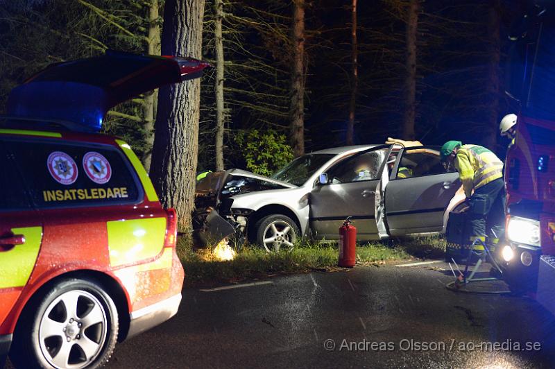 DSC_0702.JPG - Vid 23:50 larmades räddningstjänst,ambulans och polis till väg 1212 mellan Klippan och Stenestad där en personbil kört av vägen och in i ett träd. Man klippte upp taket på bilen för att få ut föraren på ett säkert sätt. Föraren fördes med ambulans till sjukhuset med oklara skador. Vägen var helt avstängd under räddnings arbetet.