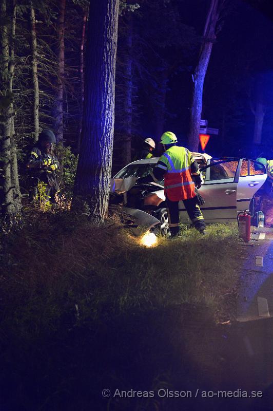 DSC_0703.JPG - Vid 23:50 larmades räddningstjänst,ambulans och polis till väg 1212 mellan Klippan och Stenestad där en personbil kört av vägen och in i ett träd. Man klippte upp taket på bilen för att få ut föraren på ett säkert sätt. Föraren fördes med ambulans till sjukhuset med oklara skador. Vägen var helt avstängd under räddnings arbetet.