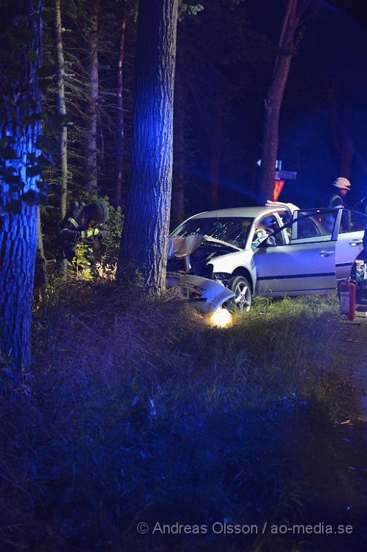 DSC_0705.JPG - Vid 23:50 larmades räddningstjänst,ambulans och polis till väg 1212 mellan Klippan och Stenestad där en personbil kört av vägen och in i ett träd. Man klippte upp taket på bilen för att få ut föraren på ett säkert sätt. Föraren fördes med ambulans till sjukhuset med oklara skador. Vägen var helt avstängd under räddnings arbetet.