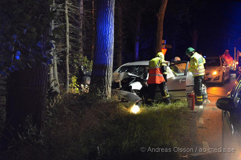 DSC_0709.JPG - Vid 23:50 larmades räddningstjänst,ambulans och polis till väg 1212 mellan Klippan och Stenestad där en personbil kört av vägen och in i ett träd. Man klippte upp taket på bilen för att få ut föraren på ett säkert sätt. Föraren fördes med ambulans till sjukhuset med oklara skador. Vägen var helt avstängd under räddnings arbetet.