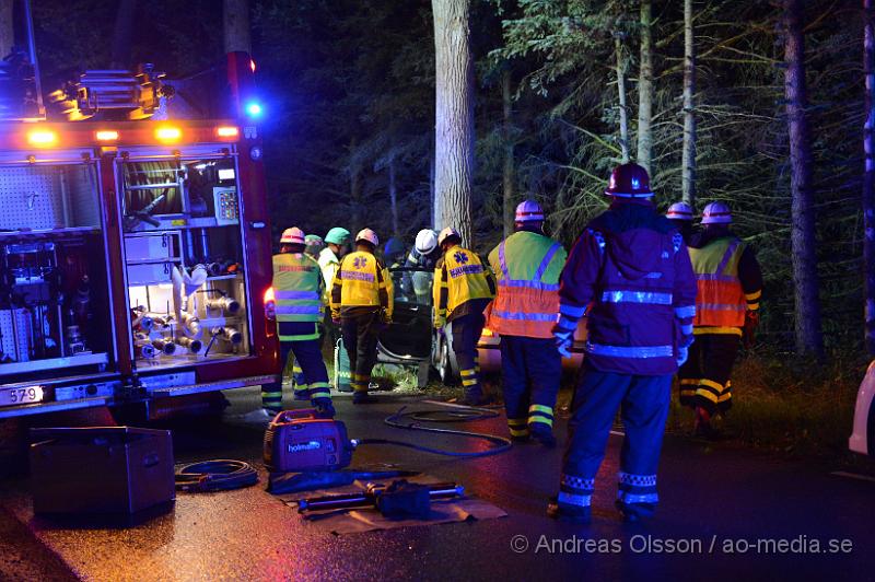 DSC_0713.JPG - Vid 23:50 larmades räddningstjänst,ambulans och polis till väg 1212 mellan Klippan och Stenestad där en personbil kört av vägen och in i ett träd. Man klippte upp taket på bilen för att få ut föraren på ett säkert sätt. Föraren fördes med ambulans till sjukhuset med oklara skador. Vägen var helt avstängd under räddnings arbetet.