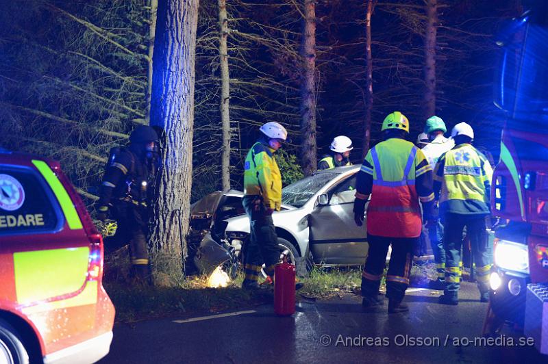 DSC_0717.JPG - Vid 23:50 larmades räddningstjänst,ambulans och polis till väg 1212 mellan Klippan och Stenestad där en personbil kört av vägen och in i ett träd. Man klippte upp taket på bilen för att få ut föraren på ett säkert sätt. Föraren fördes med ambulans till sjukhuset med oklara skador. Vägen var helt avstängd under räddnings arbetet.