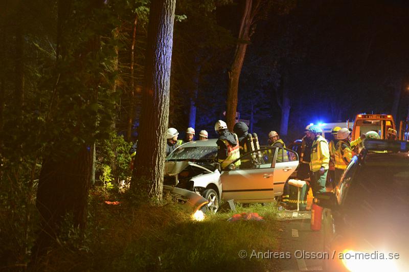 DSC_0721.JPG - Vid 23:50 larmades räddningstjänst,ambulans och polis till väg 1212 mellan Klippan och Stenestad där en personbil kört av vägen och in i ett träd. Man klippte upp taket på bilen för att få ut föraren på ett säkert sätt. Föraren fördes med ambulans till sjukhuset med oklara skador. Vägen var helt avstängd under räddnings arbetet.