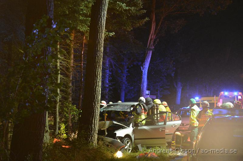 DSC_0724.JPG - Vid 23:50 larmades räddningstjänst,ambulans och polis till väg 1212 mellan Klippan och Stenestad där en personbil kört av vägen och in i ett träd. Man klippte upp taket på bilen för att få ut föraren på ett säkert sätt. Föraren fördes med ambulans till sjukhuset med oklara skador. Vägen var helt avstängd under räddnings arbetet.