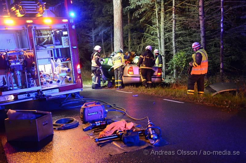 DSC_0728.JPG - Vid 23:50 larmades räddningstjänst,ambulans och polis till väg 1212 mellan Klippan och Stenestad där en personbil kört av vägen och in i ett träd. Man klippte upp taket på bilen för att få ut föraren på ett säkert sätt. Föraren fördes med ambulans till sjukhuset med oklara skador. Vägen var helt avstängd under räddnings arbetet.