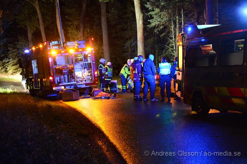 DSC_0730.JPG - Vid 23:50 larmades räddningstjänst,ambulans och polis till väg 1212 mellan Klippan och Stenestad där en personbil kört av vägen och in i ett träd. Man klippte upp taket på bilen för att få ut föraren på ett säkert sätt. Föraren fördes med ambulans till sjukhuset med oklara skador. Vägen var helt avstängd under räddnings arbetet.