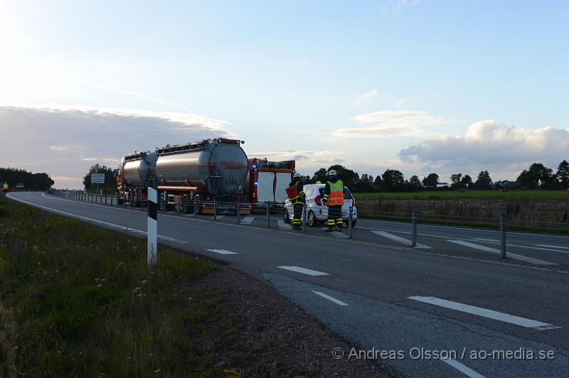 DSC_0857.JPG - Vid 18.30 larmades räddningstjänsten från Klippan, Kvidinge och Åstorp samt ambulans och polis till väg 21 mellan Klippan och Kvidinge där en personbil kollidrat med en lastbil. Det var en mindre kollision men föraren av personbilen fick följa med ambulansen in till sjukhuset för kontroll. Vägen var delvis avstängd under räddning och bärgnings arbetet.