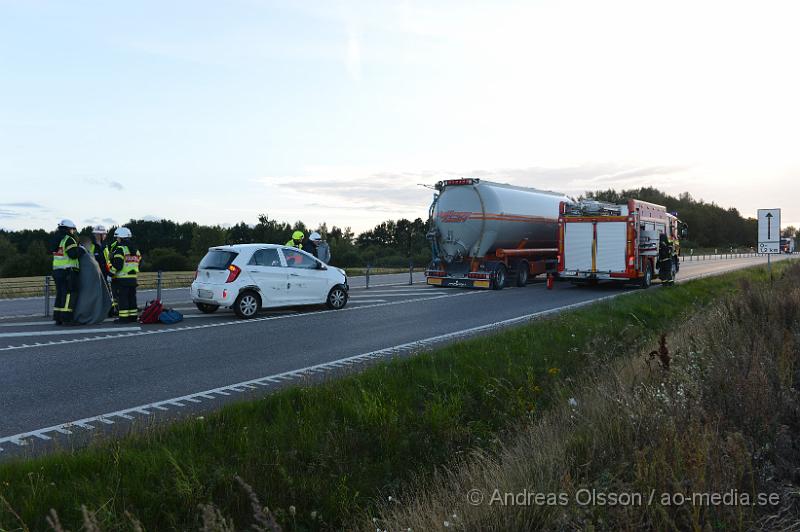 DSC_0860.JPG - Vid 18.30 larmades räddningstjänsten från Klippan, Kvidinge och Åstorp samt ambulans och polis till väg 21 mellan Klippan och Kvidinge där en personbil kollidrat med en lastbil. Det var en mindre kollision men föraren av personbilen fick följa med ambulansen in till sjukhuset för kontroll. Vägen var delvis avstängd under räddning och bärgnings arbetet.