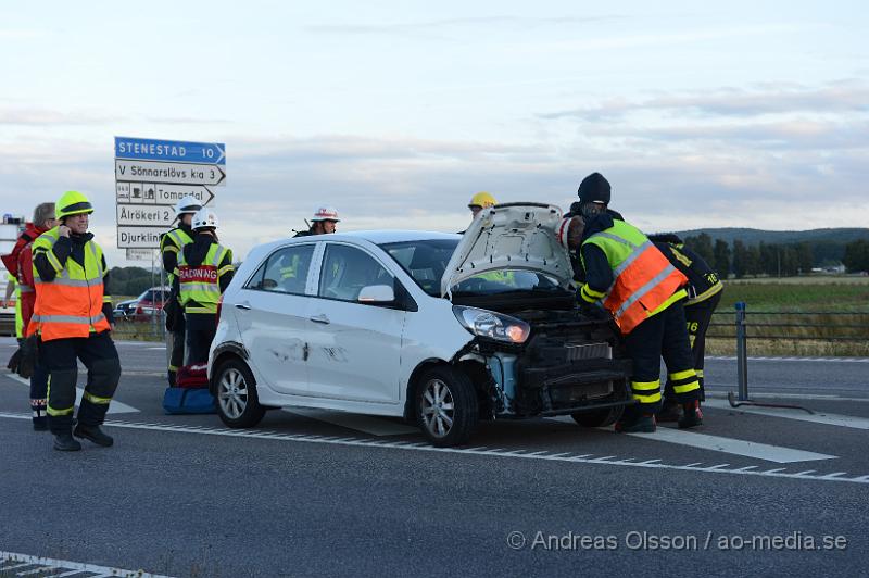 DSC_0861.JPG - Vid 18.30 larmades räddningstjänsten från Klippan, Kvidinge och Åstorp samt ambulans och polis till väg 21 mellan Klippan och Kvidinge där en personbil kollidrat med en lastbil. Det var en mindre kollision men föraren av personbilen fick följa med ambulansen in till sjukhuset för kontroll. Vägen var delvis avstängd under räddning och bärgnings arbetet.