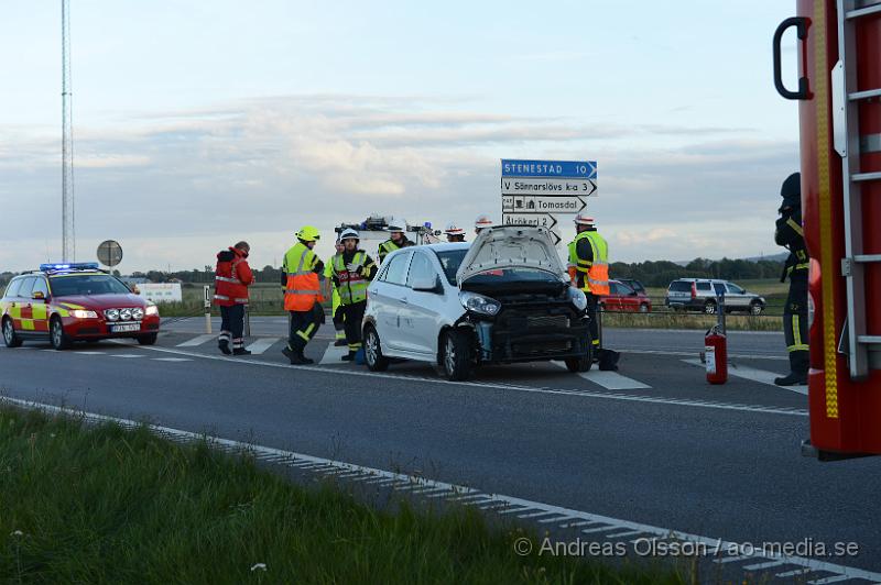 DSC_0864.JPG - Vid 18.30 larmades räddningstjänsten från Klippan, Kvidinge och Åstorp samt ambulans och polis till väg 21 mellan Klippan och Kvidinge där en personbil kollidrat med en lastbil. Det var en mindre kollision men föraren av personbilen fick följa med ambulansen in till sjukhuset för kontroll. Vägen var delvis avstängd under räddning och bärgnings arbetet.