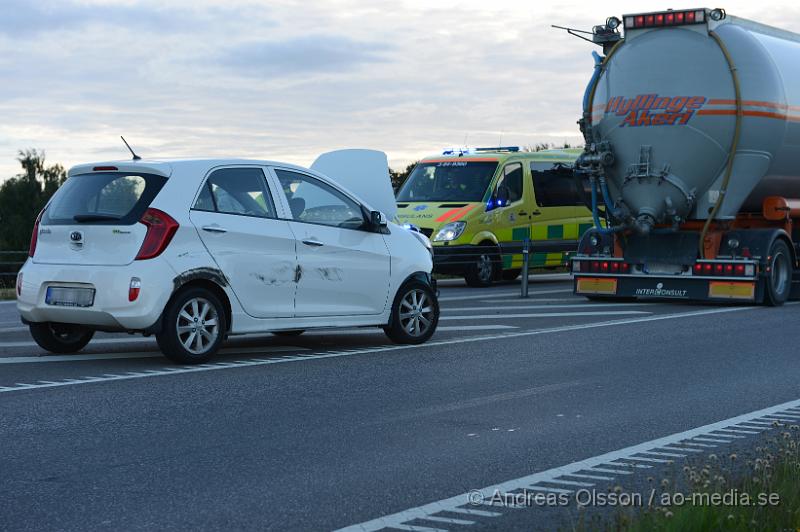 DSC_0868.JPG - Vid 18.30 larmades räddningstjänsten från Klippan, Kvidinge och Åstorp samt ambulans och polis till väg 21 mellan Klippan och Kvidinge där en personbil kollidrat med en lastbil. Det var en mindre kollision men föraren av personbilen fick följa med ambulansen in till sjukhuset för kontroll. Vägen var delvis avstängd under räddning och bärgnings arbetet.