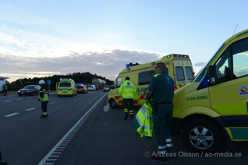 DSC_0871.JPG - Vid 18.30 larmades räddningstjänsten från Klippan, Kvidinge och Åstorp samt ambulans och polis till väg 21 mellan Klippan och Kvidinge där en personbil kollidrat med en lastbil. Det var en mindre kollision men föraren av personbilen fick följa med ambulansen in till sjukhuset för kontroll. Vägen var delvis avstängd under räddning och bärgnings arbetet.