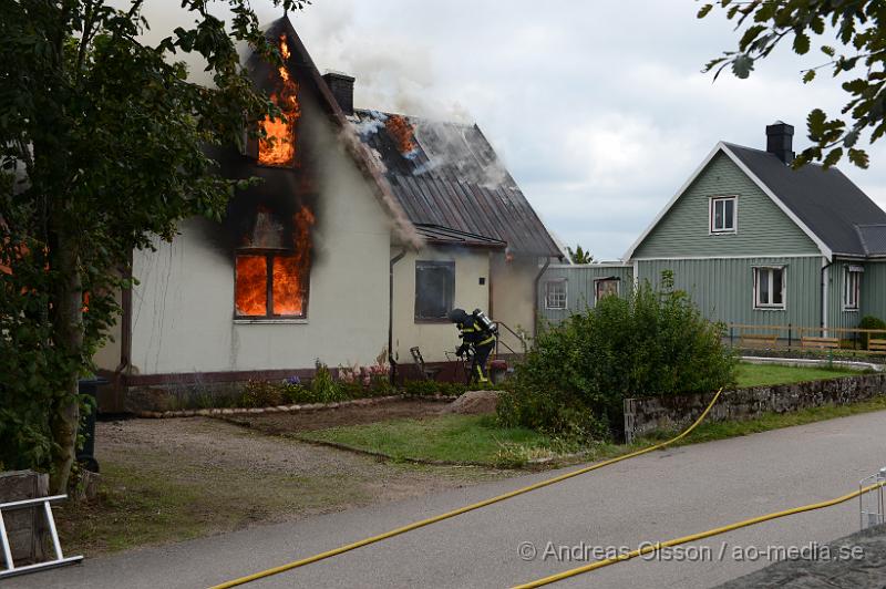DSC_1004.JPG - Vid 12,23 larmades en större räddningsstyrka med bla räddningstjänsten från Klippan och Åstorp samt polis och ambulans till Kärrödsvägen i Östra ljungby där man fått in ett larm om att huset var rökfyllt och två personer fanns kvar inne. När räddningstjänsten kom fram till platsen var huset helt övertänt men som tur var hade dem två i huset tagit sig ut. Dem fördes med ambulans till sjukhuset med rökskador. Hela huset blev totalförstört. Man riktade in sig på att elden inte skulle sprida sig till andra byggnader.