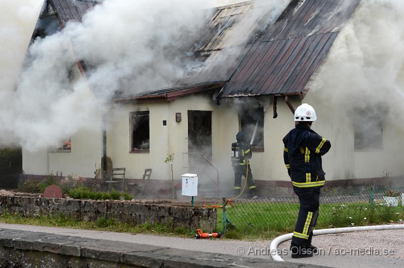 DSC_1014.JPG - Vid 12,23 larmades en större räddningsstyrka med bla räddningstjänsten från Klippan och Åstorp samt polis och ambulans till Kärrödsvägen i Östra ljungby där man fått in ett larm om att huset var rökfyllt och två personer fanns kvar inne. När räddningstjänsten kom fram till platsen var huset helt övertänt men som tur var hade dem två i huset tagit sig ut. Dem fördes med ambulans till sjukhuset med rökskador. Hela huset blev totalförstört. Man riktade in sig på att elden inte skulle sprida sig till andra byggnader.