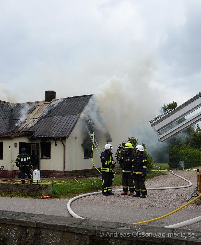 DSC_1030.JPG - Vid 12,23 larmades en större räddningsstyrka med bla räddningstjänsten från Klippan och Åstorp samt polis och ambulans till Kärrödsvägen i Östra ljungby där man fått in ett larm om att huset var rökfyllt och två personer fanns kvar inne. När räddningstjänsten kom fram till platsen var huset helt övertänt men som tur var hade dem två i huset tagit sig ut. Dem fördes med ambulans till sjukhuset med rökskador. Hela huset blev totalförstört. Man riktade in sig på att elden inte skulle sprida sig till andra byggnader.