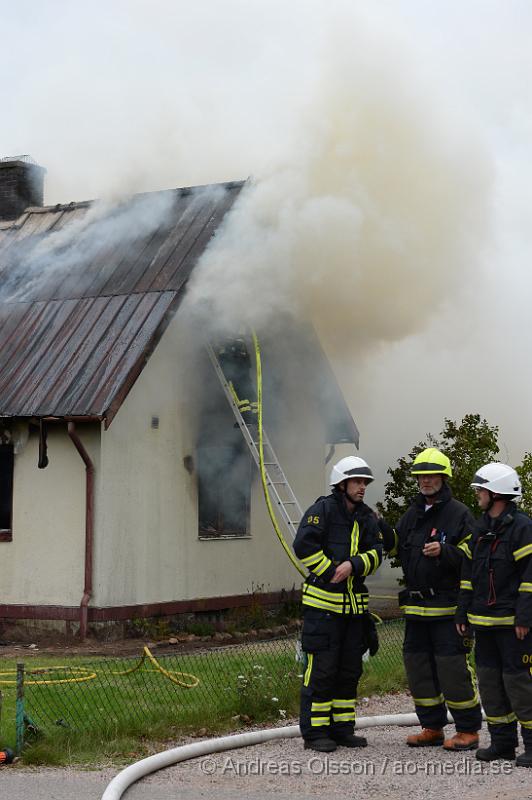 DSC_1032.JPG - Vid 12,23 larmades en större räddningsstyrka med bla räddningstjänsten från Klippan och Åstorp samt polis och ambulans till Kärrödsvägen i Östra ljungby där man fått in ett larm om att huset var rökfyllt och två personer fanns kvar inne. När räddningstjänsten kom fram till platsen var huset helt övertänt men som tur var hade dem två i huset tagit sig ut. Dem fördes med ambulans till sjukhuset med rökskador. Hela huset blev totalförstört. Man riktade in sig på att elden inte skulle sprida sig till andra byggnader.