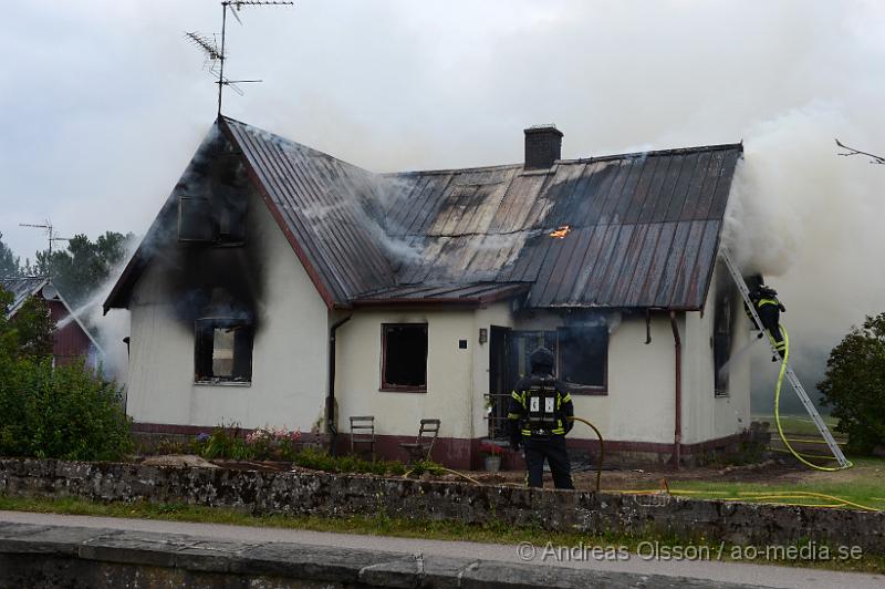 DSC_1036.JPG - Vid 12,23 larmades en större räddningsstyrka med bla räddningstjänsten från Klippan och Åstorp samt polis och ambulans till Kärrödsvägen i Östra ljungby där man fått in ett larm om att huset var rökfyllt och två personer fanns kvar inne. När räddningstjänsten kom fram till platsen var huset helt övertänt men som tur var hade dem två i huset tagit sig ut. Dem fördes med ambulans till sjukhuset med rökskador. Hela huset blev totalförstört. Man riktade in sig på att elden inte skulle sprida sig till andra byggnader.