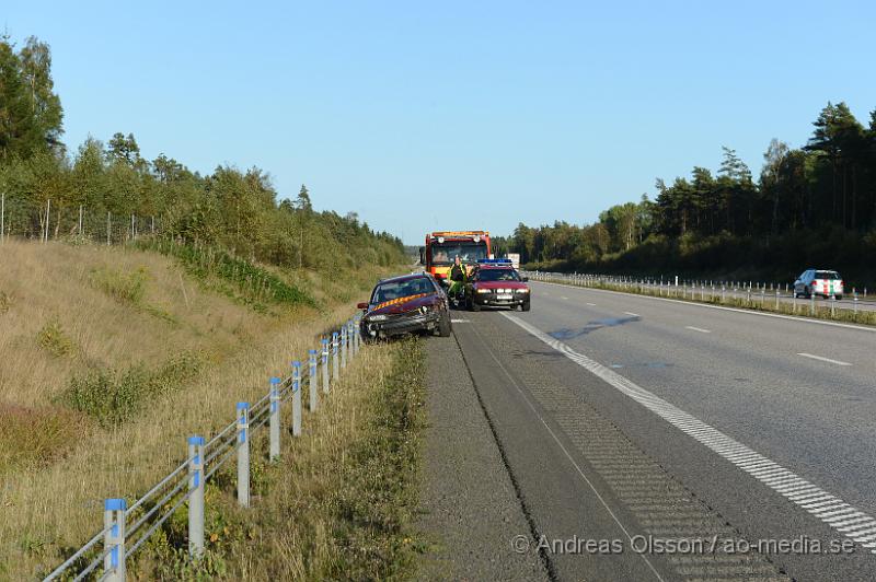 DSC_1040.JPG - Vid 17.20 tiden larmades räddningstjänst, ambulans och polis till E4an i höjd med Örkelljunga där en personbil kört in i vägräcket. Det är oklart om någon skadats i olyckan, Ett körfält var avstängt under räddningsarbetet.