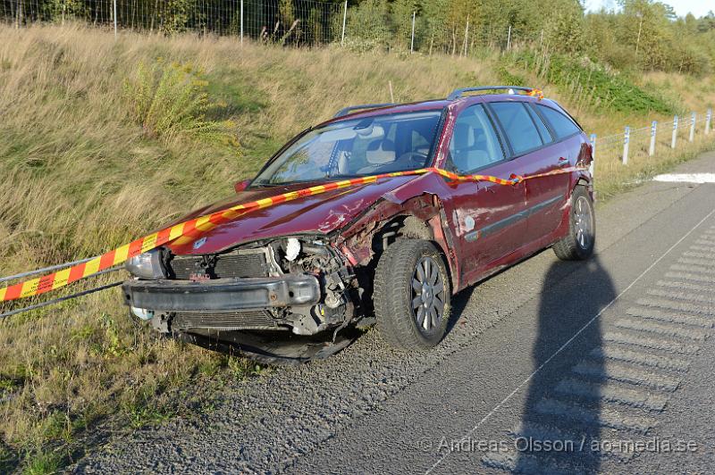 DSC_1042.JPG - Vid 17.20 tiden larmades räddningstjänst, ambulans och polis till E4an i höjd med Örkelljunga där en personbil kört in i vägräcket. Det är oklart om någon skadats i olyckan, Ett körfält var avstängt under räddningsarbetet.