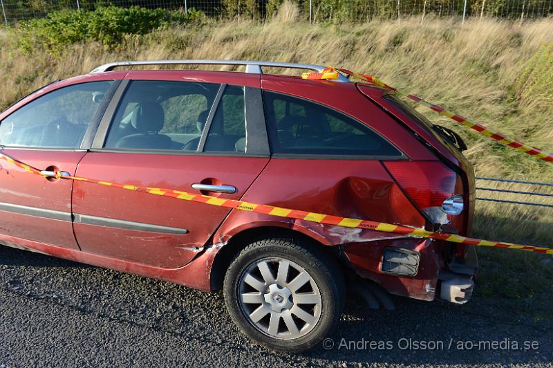 DSC_1045.JPG - Vid 17.20 tiden larmades räddningstjänst, ambulans och polis till E4an i höjd med Örkelljunga där en personbil kört in i vägräcket. Det är oklart om någon skadats i olyckan, Ett körfält var avstängt under räddningsarbetet.