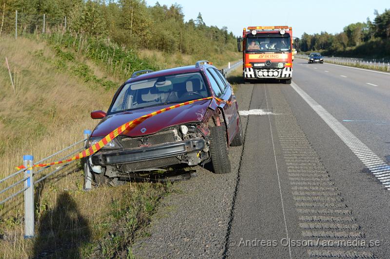 DSC_1047.JPG - Vid 17.20 tiden larmades räddningstjänst, ambulans och polis till E4an i höjd med Örkelljunga där en personbil kört in i vägräcket. Det är oklart om någon skadats i olyckan, Ett körfält var avstängt under räddningsarbetet.