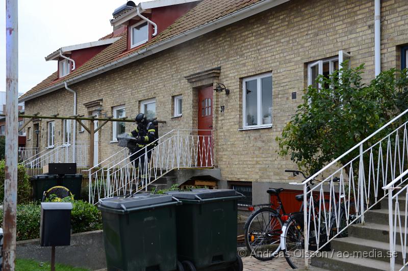 DSC_1071.JPG - Vid 16.00 larmades en större räddningsstyrka till ett radhus på Ringstorpsvägen där det kom rök från huset. När räddningstjänsten kom fram och gick in i huset brann det i köket. Vad som börjat brinna är oklart, men räddningstjänsten fick snabbt branden under kontroll. Huset blev kraftigt rök skadat och delvis vattenskadat, men ingen person kom till fysisk skada!