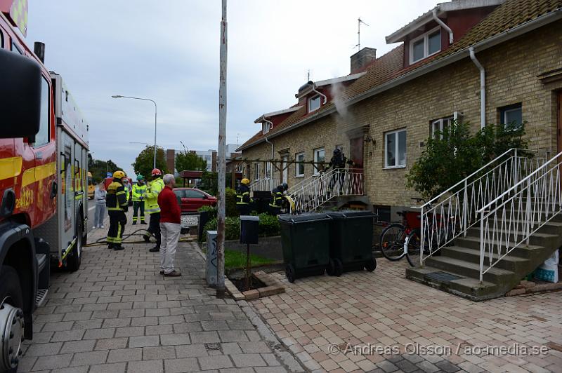 DSC_1073.JPG - Vid 16.00 larmades en större räddningsstyrka till ett radhus på Ringstorpsvägen där det kom rök från huset. När räddningstjänsten kom fram och gick in i huset brann det i köket. Vad som börjat brinna är oklart, men räddningstjänsten fick snabbt branden under kontroll. Huset blev kraftigt rök skadat och delvis vattenskadat, men ingen person kom till fysisk skada!