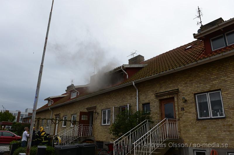 DSC_1082.JPG - Vid 16.00 larmades en större räddningsstyrka till ett radhus på Ringstorpsvägen där det kom rök från huset. När räddningstjänsten kom fram och gick in i huset brann det i köket. Vad som börjat brinna är oklart, men räddningstjänsten fick snabbt branden under kontroll. Huset blev kraftigt rök skadat och delvis vattenskadat, men ingen person kom till fysisk skada!