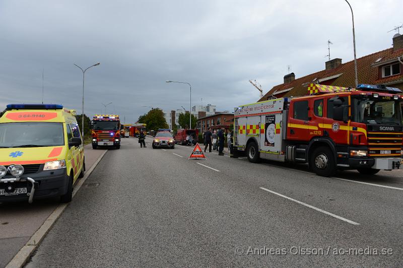 DSC_1084.JPG - Vid 16.00 larmades en större räddningsstyrka till ett radhus på Ringstorpsvägen där det kom rök från huset. När räddningstjänsten kom fram och gick in i huset brann det i köket. Vad som börjat brinna är oklart, men räddningstjänsten fick snabbt branden under kontroll. Huset blev kraftigt rök skadat och delvis vattenskadat, men ingen person kom till fysisk skada!