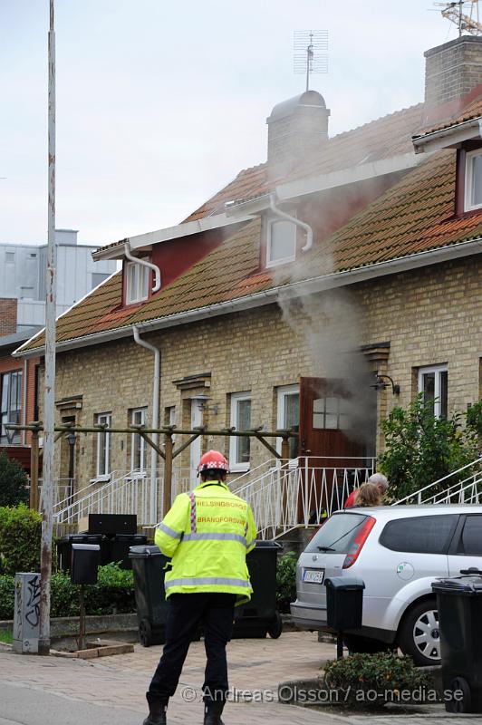 _DSC2398.JPG - Vid 16.00 larmades en större räddningsstyrka till ett radhus på Ringstorpsvägen där det kom rök från huset. När räddningstjänsten kom fram och gick in i huset brann det i köket. Vad som börjat brinna är oklart, men räddningstjänsten fick snabbt branden under kontroll. Huset blev kraftigt rök skadat och delvis vattenskadat, men ingen person kom till fysisk skada!