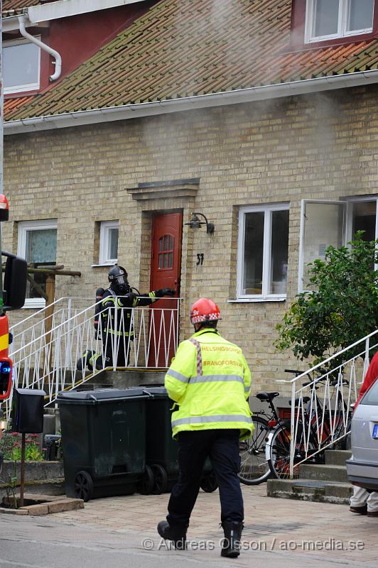 _DSC2401.JPG - Vid 16.00 larmades en större räddningsstyrka till ett radhus på Ringstorpsvägen där det kom rök från huset. När räddningstjänsten kom fram och gick in i huset brann det i köket. Vad som börjat brinna är oklart, men räddningstjänsten fick snabbt branden under kontroll. Huset blev kraftigt rök skadat och delvis vattenskadat, men ingen person kom till fysisk skada!