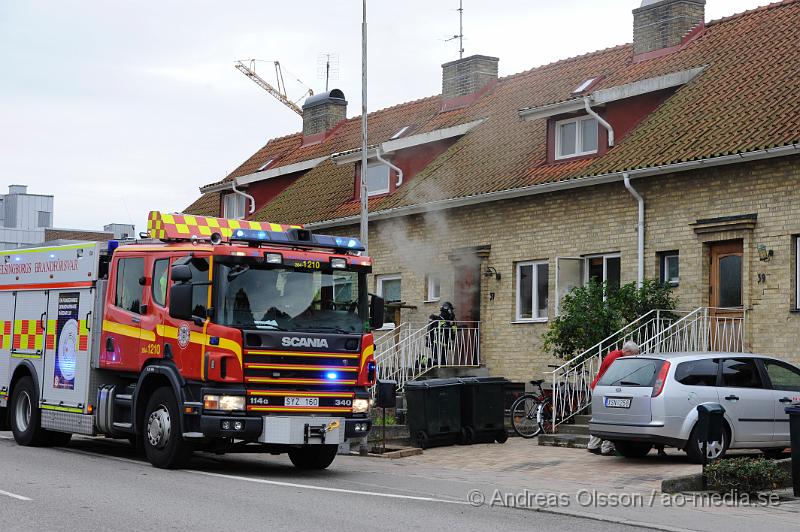 _DSC2402.JPG - Vid 16.00 larmades en större räddningsstyrka till ett radhus på Ringstorpsvägen där det kom rök från huset. När räddningstjänsten kom fram och gick in i huset brann det i köket. Vad som börjat brinna är oklart, men räddningstjänsten fick snabbt branden under kontroll. Huset blev kraftigt rök skadat och delvis vattenskadat, men ingen person kom till fysisk skada!