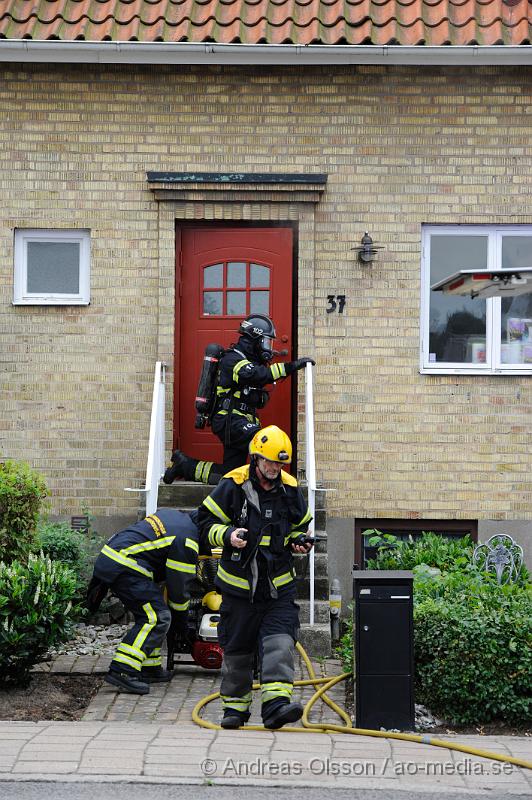 _DSC2404.JPG - Vid 16.00 larmades en större räddningsstyrka till ett radhus på Ringstorpsvägen där det kom rök från huset. När räddningstjänsten kom fram och gick in i huset brann det i köket. Vad som börjat brinna är oklart, men räddningstjänsten fick snabbt branden under kontroll. Huset blev kraftigt rök skadat och delvis vattenskadat, men ingen person kom till fysisk skada!