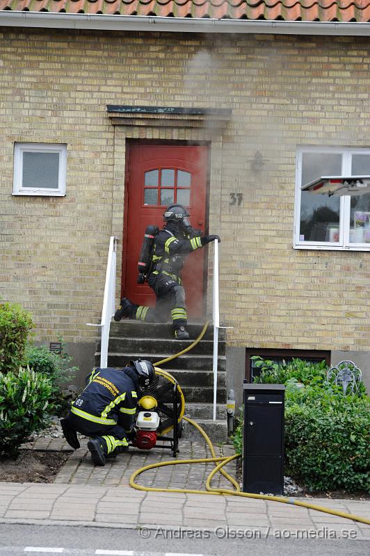 _DSC2406.JPG - Vid 16.00 larmades en större räddningsstyrka till ett radhus på Ringstorpsvägen där det kom rök från huset. När räddningstjänsten kom fram och gick in i huset brann det i köket. Vad som börjat brinna är oklart, men räddningstjänsten fick snabbt branden under kontroll. Huset blev kraftigt rök skadat och delvis vattenskadat, men ingen person kom till fysisk skada!