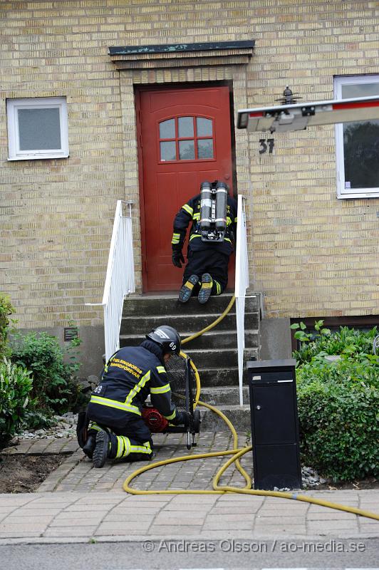 _DSC2410.JPG - Vid 16.00 larmades en större räddningsstyrka till ett radhus på Ringstorpsvägen där det kom rök från huset. När räddningstjänsten kom fram och gick in i huset brann det i köket. Vad som börjat brinna är oklart, men räddningstjänsten fick snabbt branden under kontroll. Huset blev kraftigt rök skadat och delvis vattenskadat, men ingen person kom till fysisk skada!