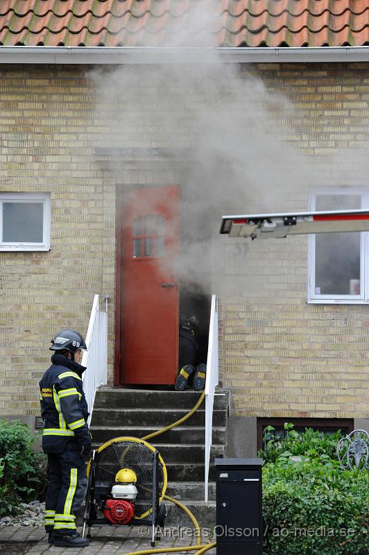 _DSC2411.JPG - Vid 16.00 larmades en större räddningsstyrka till ett radhus på Ringstorpsvägen där det kom rök från huset. När räddningstjänsten kom fram och gick in i huset brann det i köket. Vad som börjat brinna är oklart, men räddningstjänsten fick snabbt branden under kontroll. Huset blev kraftigt rök skadat och delvis vattenskadat, men ingen person kom till fysisk skada!