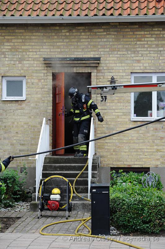 _DSC2419.JPG - Vid 16.00 larmades en större räddningsstyrka till ett radhus på Ringstorpsvägen där det kom rök från huset. När räddningstjänsten kom fram och gick in i huset brann det i köket. Vad som börjat brinna är oklart, men räddningstjänsten fick snabbt branden under kontroll. Huset blev kraftigt rök skadat och delvis vattenskadat, men ingen person kom till fysisk skada!