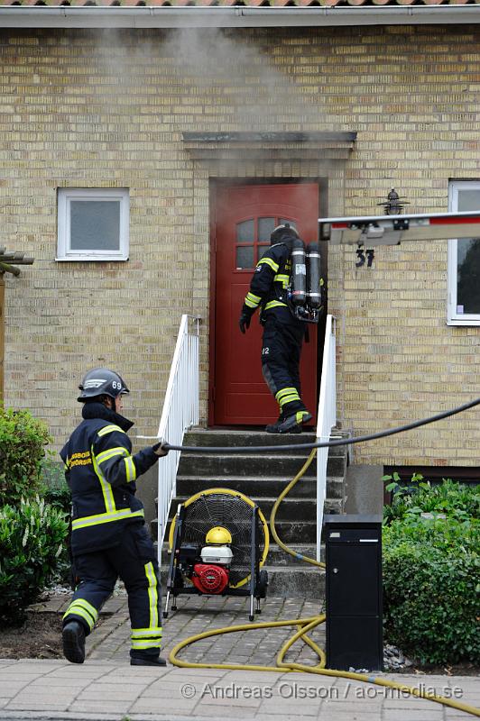 _DSC2420.JPG - Vid 16.00 larmades en större räddningsstyrka till ett radhus på Ringstorpsvägen där det kom rök från huset. När räddningstjänsten kom fram och gick in i huset brann det i köket. Vad som börjat brinna är oklart, men räddningstjänsten fick snabbt branden under kontroll. Huset blev kraftigt rök skadat och delvis vattenskadat, men ingen person kom till fysisk skada!